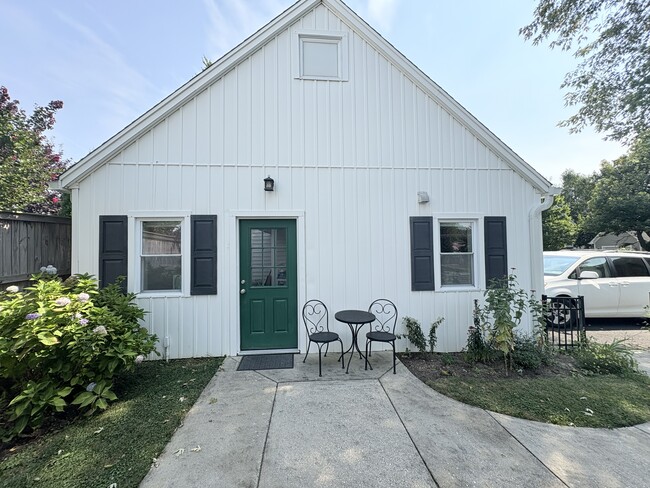 Front entrance of cottage - 2001 N Emerson St