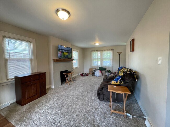 Building Photo - Spacious 3 Bedroom/2 Bathroom Home on Quie...