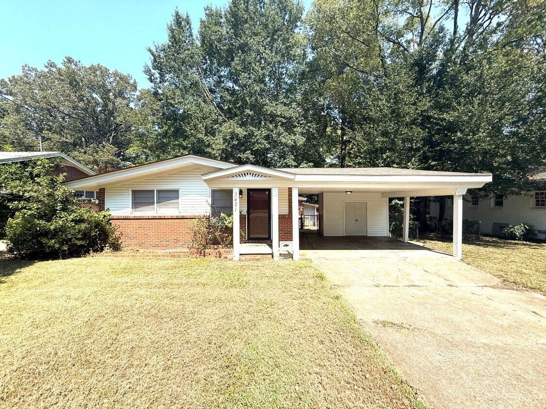 Primary Photo - ** 3 Bed 2 Bath located off Perry Hill rd ...