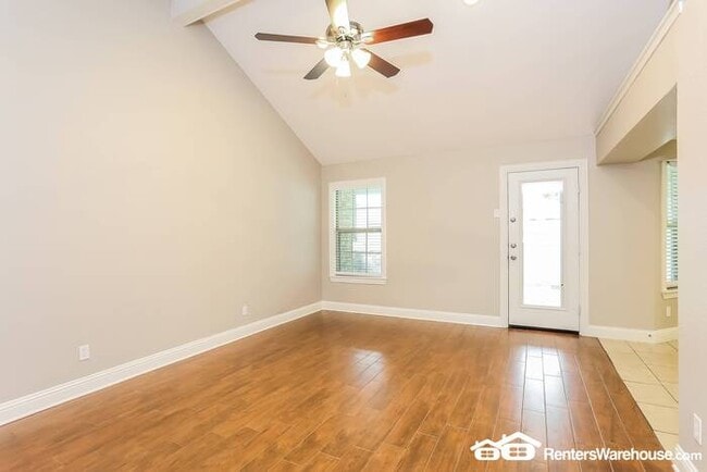 Building Photo - Freshly Renovated Move-In Ready, Spacious ...