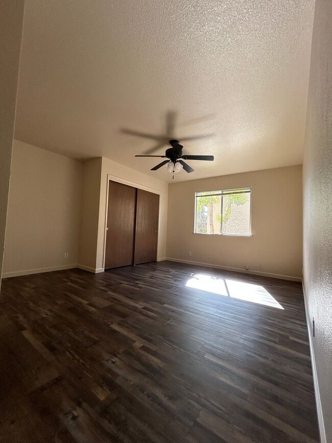 Building Photo - 3 Bed, 2.5 Bathroom Apartment