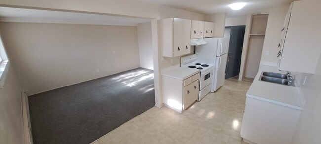 Building Photo - 4507-144 44 Ave