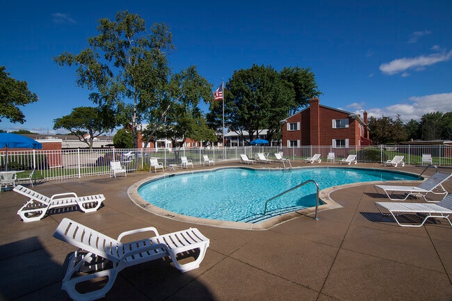 Foto del edificio - Holiday Center Apartments