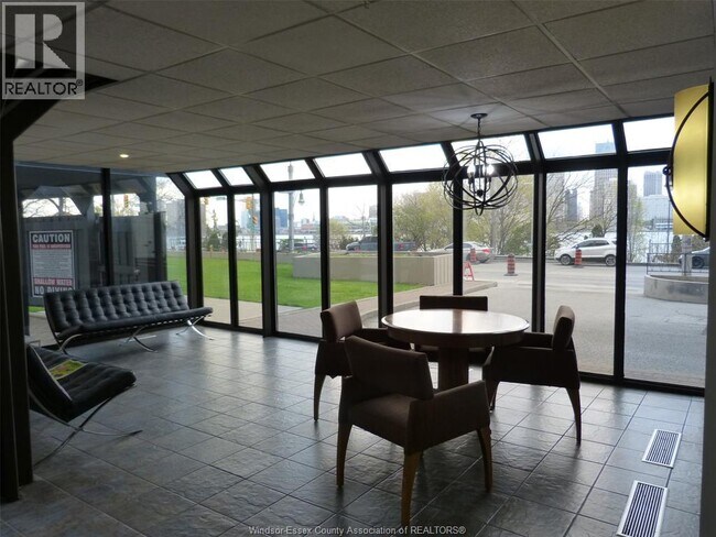 Photo du bâtiment - 111 Riverside Dr E