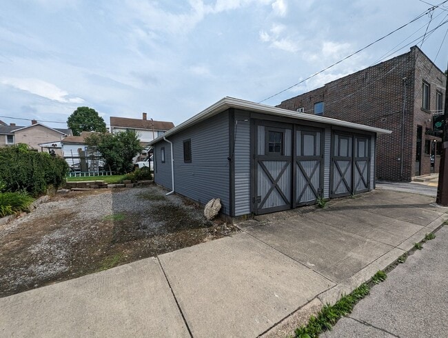 Building Photo - Large house on College Hill