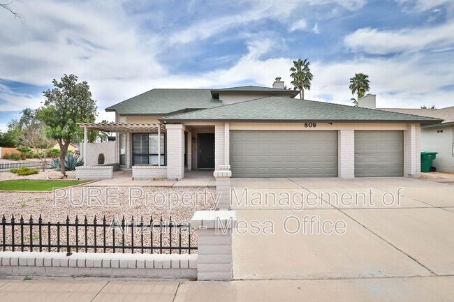 Building Photo - 809 W Portobello Ave