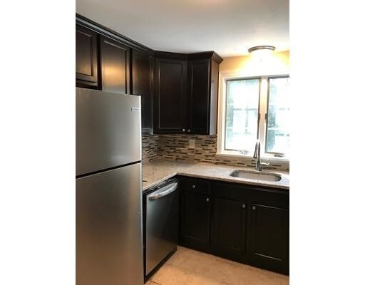 Foto del edificio - 242 Burbank Rd