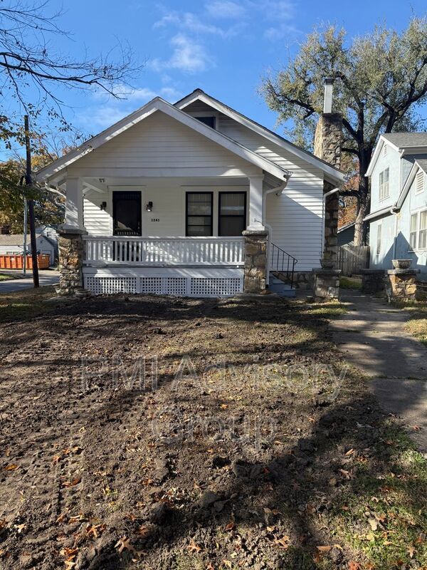 Building Photo - 1241 SW Macvicar Ave