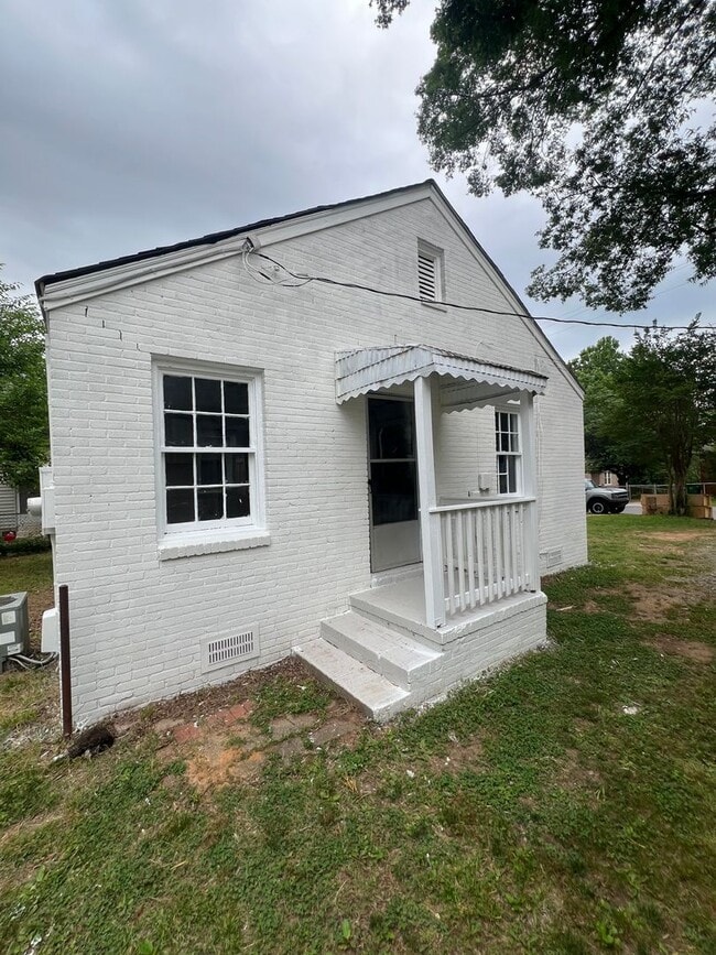 Building Photo - Two bedroom one bath
