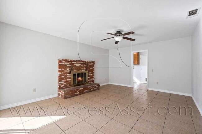 Foto del edificio - Spacious 4 Bed/2 Bath Home On Quiet Cul-de...
