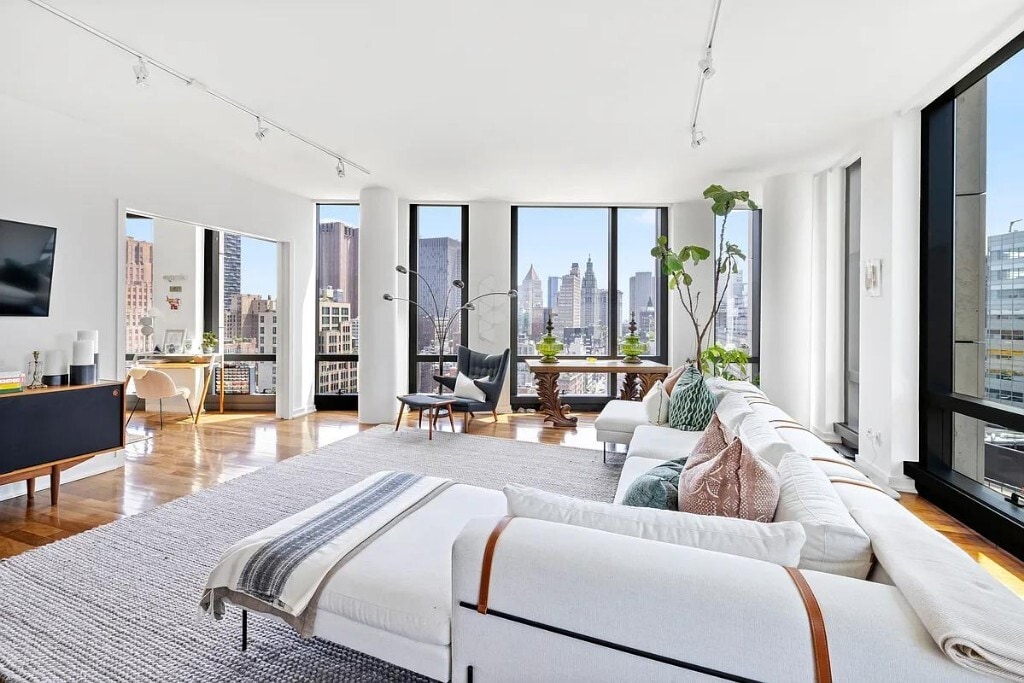 Primary Photo - 101 Warren St