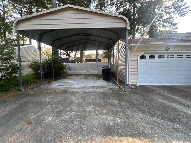 Foto del edificio - Charming 3-Bedroom Ranch on Oversized Corn...