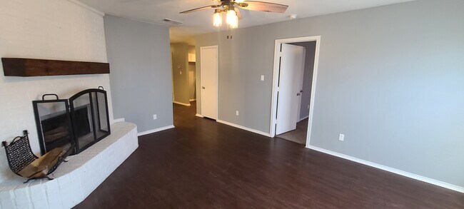 Living room - 1917 Tanglewood Dr