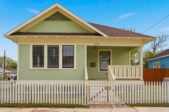 Building Photo - 2122 Hardy St