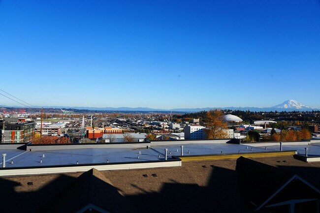 Building Photo - Gorgeous 3 bedroom 2.5 bath with views of ...