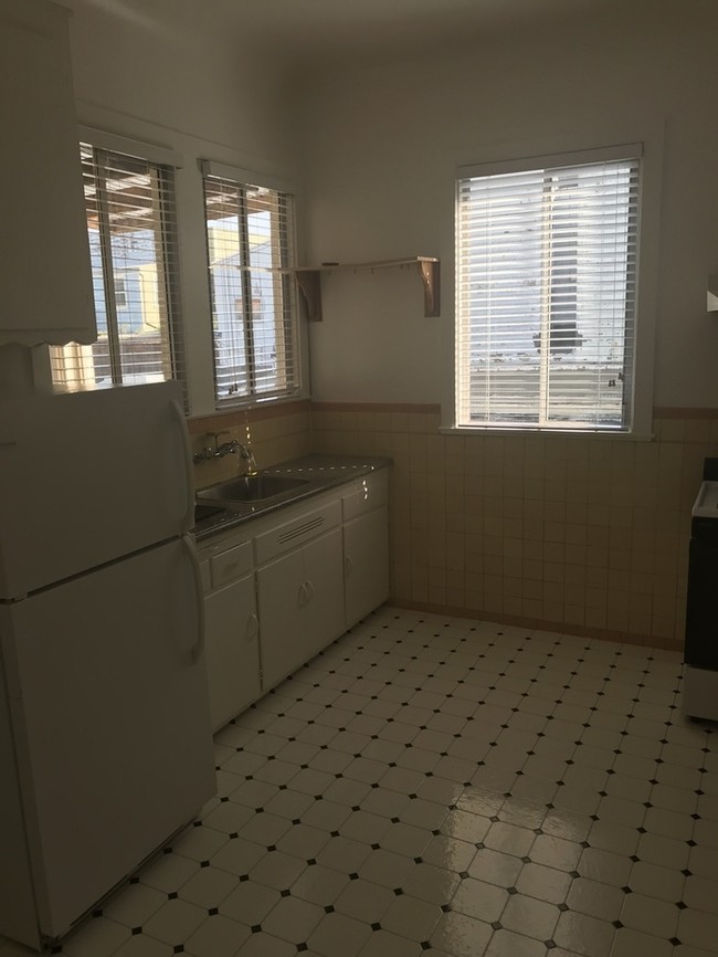 Building Photo - [MOVE-IN SPECIAL] Sunny Top Floor 1BR - JGPM