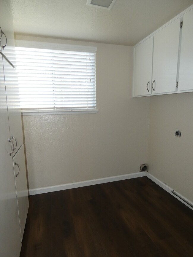 Building Photo - Townhouse Located Near School, Parks, Freeway Access!