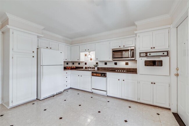 Building Photo - 7225 Beechnut St