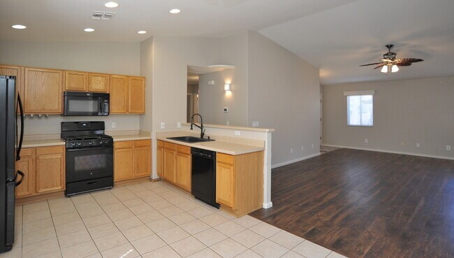 Foto del edificio - Large 1/4 Acre Lot w/NO CARPET