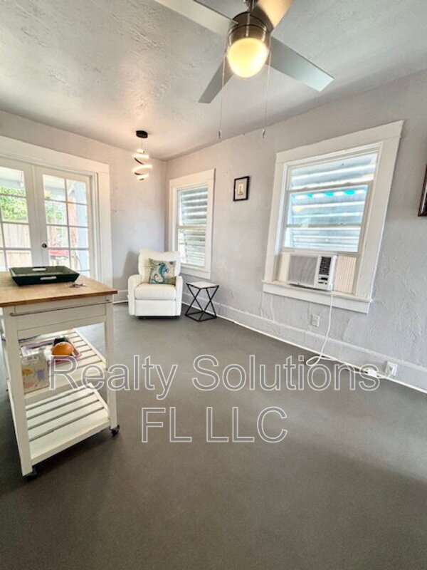 Building Photo - 416 Daytona St