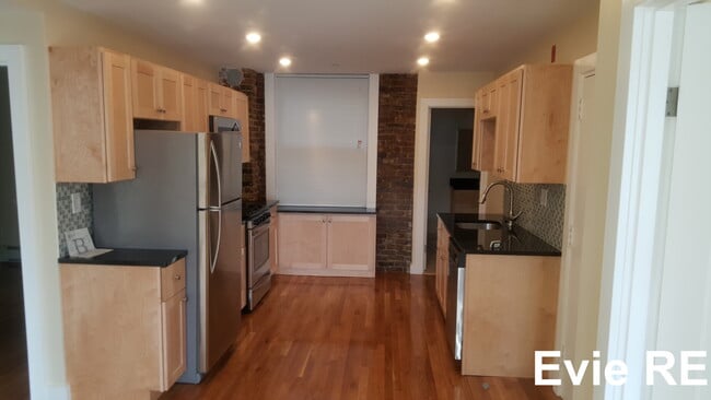Building Photo - 452 Hanover St