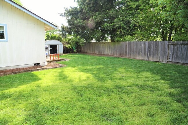 Building Photo - 3 Bed 2 Bath Home with Huge Fenced Yard/ Air Conditioning/ Solar Power