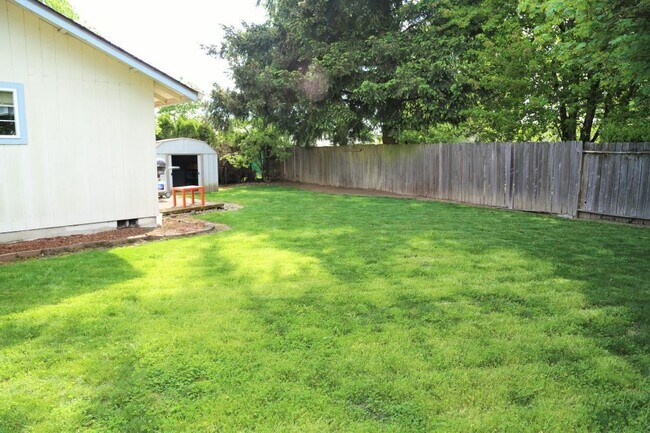 Foto del edificio - 3 Bed 2 Bath Home with Huge Fenced Yard/ Air Conditioning/ Solar Power