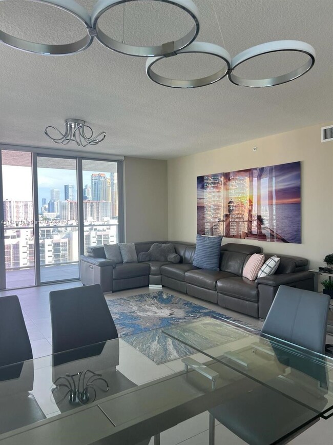 Foto del edificio - 300 Sunny Isles Blvd