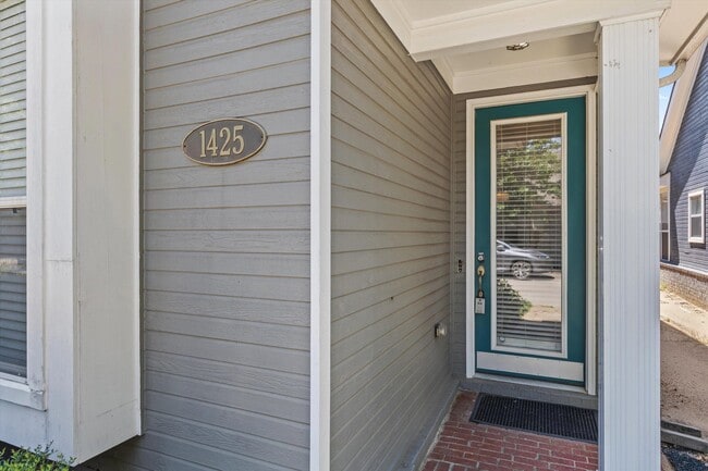 Building Photo - 1425 Island Town Dr