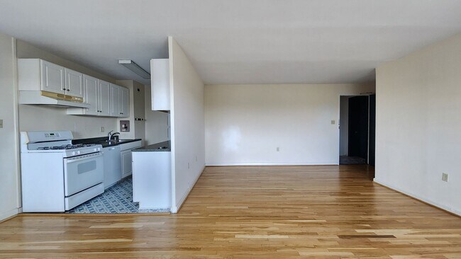 Foto del edificio - Utilities Included! Parking! Near Pentagon City Metro!