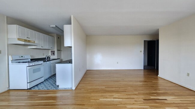 Building Photo - Utilities Included! Parking! Near Pentagon City Metro!