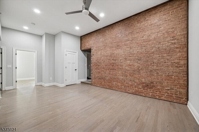 Foto del edificio - 28 W Main St