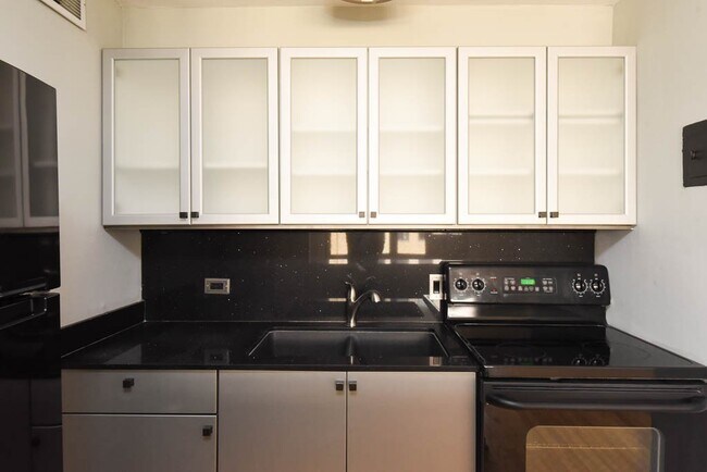 Building Photo - 428 W Wellington Ave