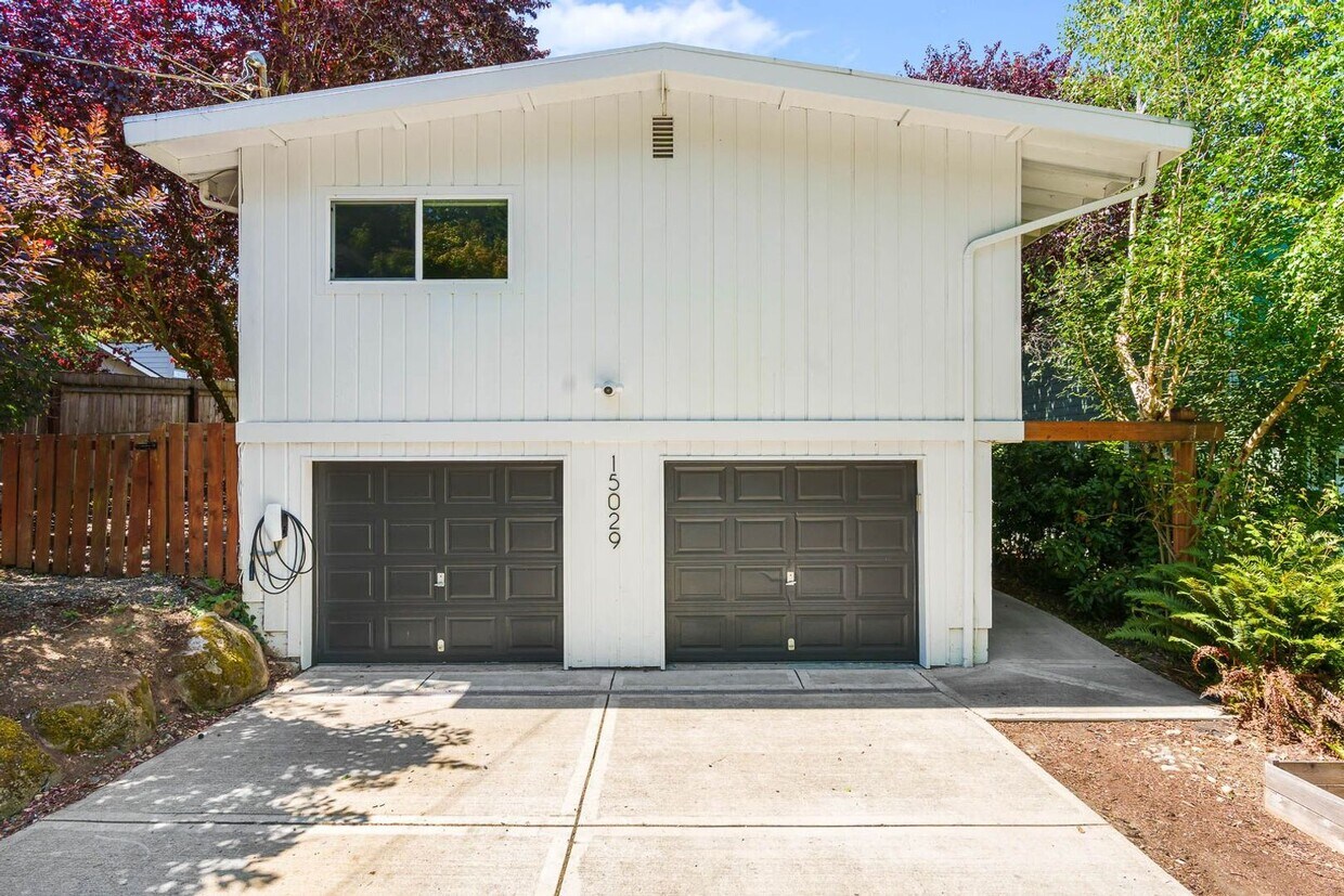 Foto principal - Completely Remodeled Kenmore Home with Two...