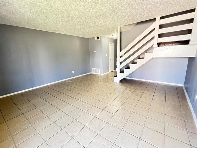 Building Photo - 607 Sinclair Dr