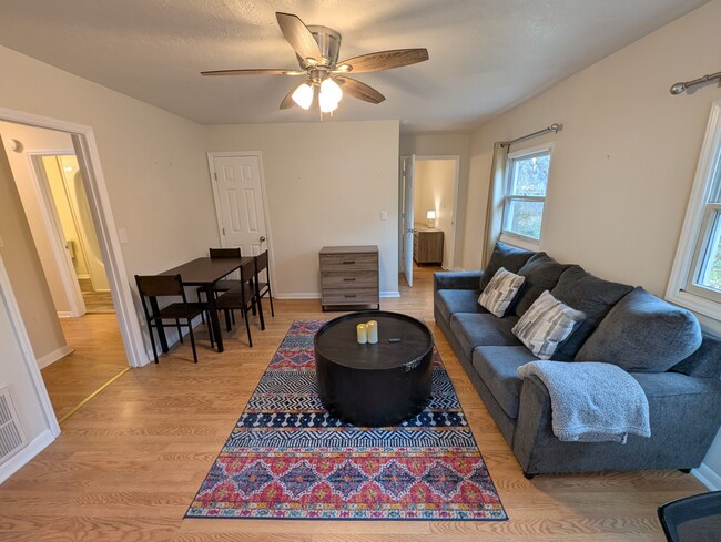 Foto del edificio - 5-25 Woodrow Ave