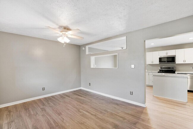 Foto del edificio - Pet Friendly Rental with no carpet!