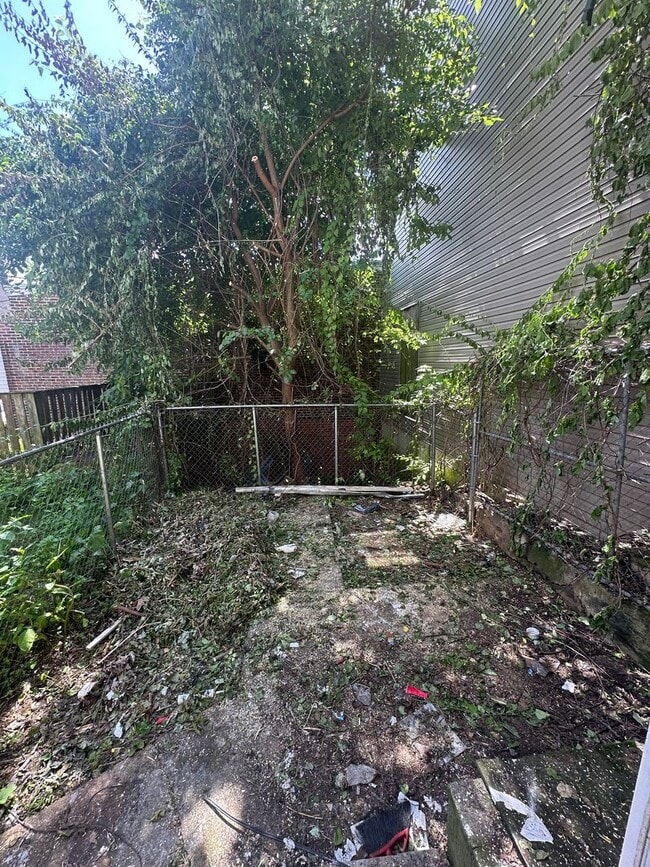 Building Photo - 3 Bed, 1 Bath Townhome