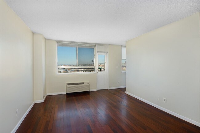 Foto del edificio - 100 Manhattan Ave