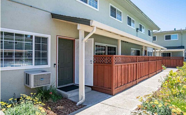 Foto del edificio - Charming & Spacious Townhome Located in Sa...