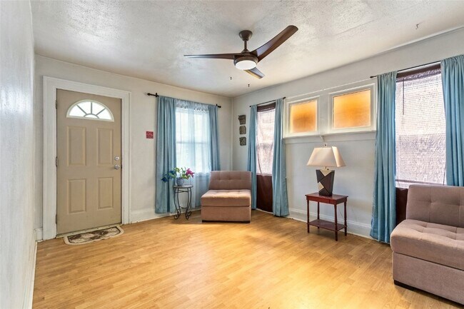 Foto del edificio - 5031 Dewey Ave