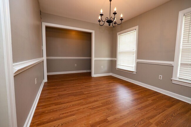 Building Photo - Updated 3BR/3BA Townhome close to Shipyard!