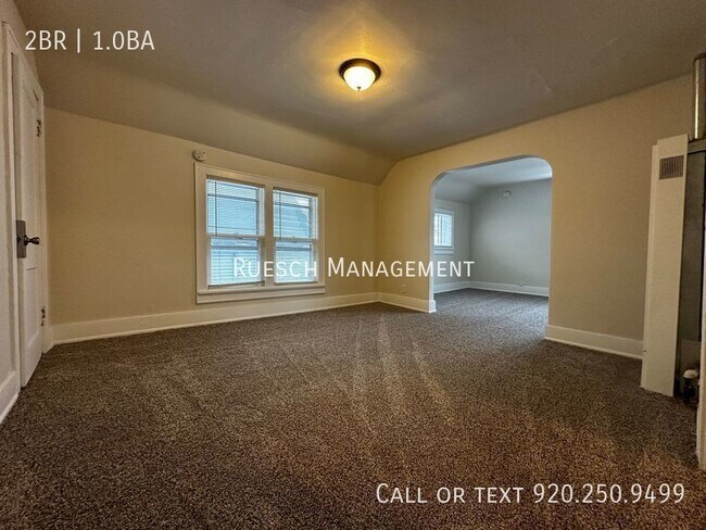 Building Photo - Recently Renovated 2 Bedroom 1 Bath Upper ...