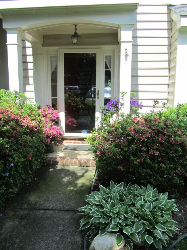 Foto del edificio - Lovely townhome in Forest Lakes South