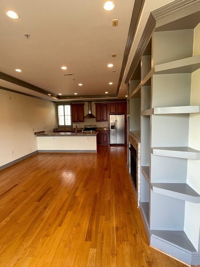 Building Photo - Spacious Penthouse Apartment in Columbia Heights