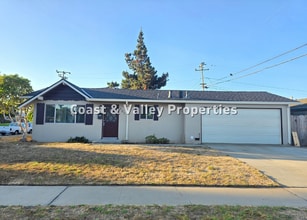 Building Photo - 207 Pueblo Dr