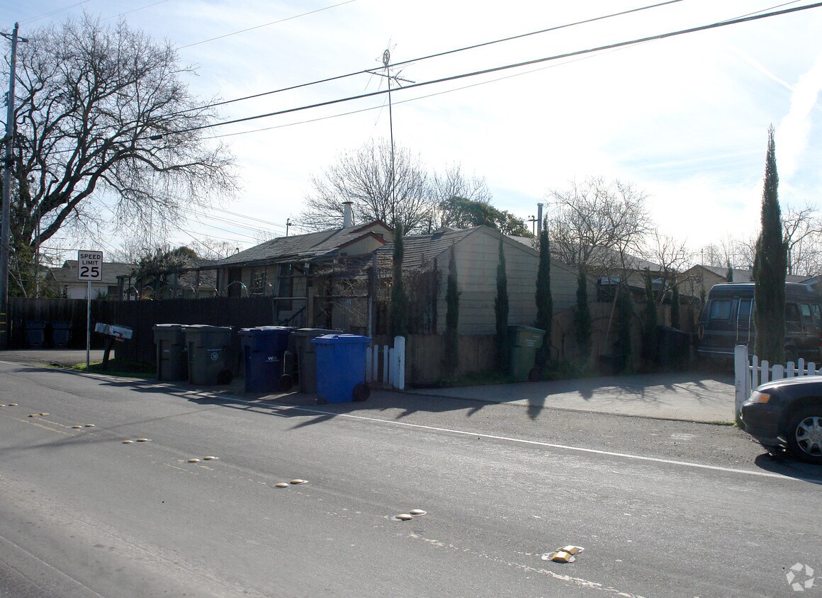 Building Photo - 194-196 198 W Barham Ave