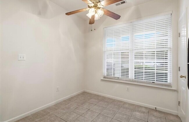 Foto del edificio - 682 Windbrook Cir