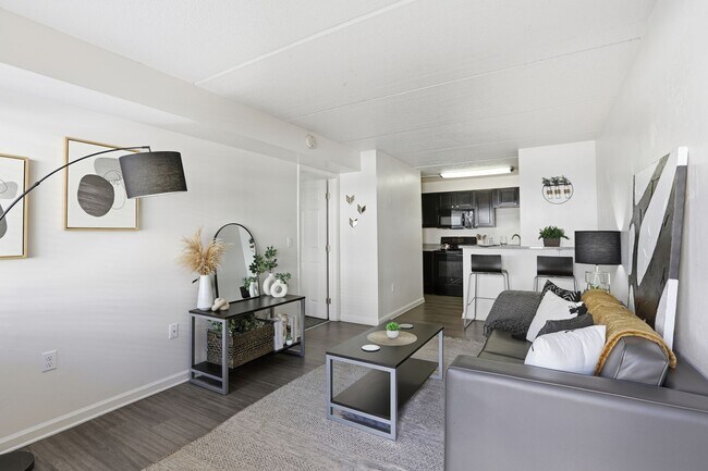 Experimente una vida de concepto abierto con muebles elegantes en Legacy Student Living cerca de FSU - Legacy Student Living