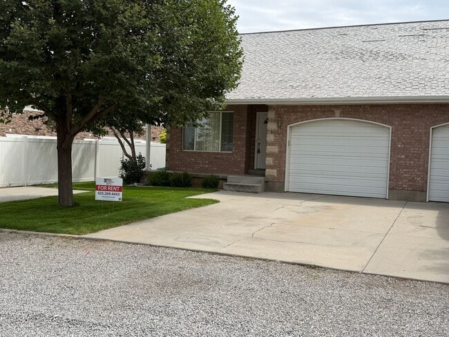 Building Photo - Welcome to this Two-Bedroom Duplex in Santaquin, UT
